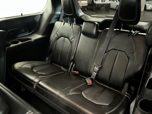 Used 2024 Chrysler Pacifica Limited w/ Uconnect Theater Family Group image 20