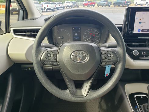 Used 2025 Toyota Corolla LE FWD image 13