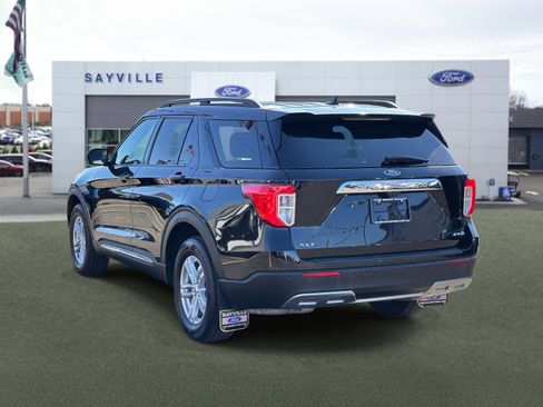 Certified 2022 Ford Explorer XLT w/ Equipment Group 202A image 4