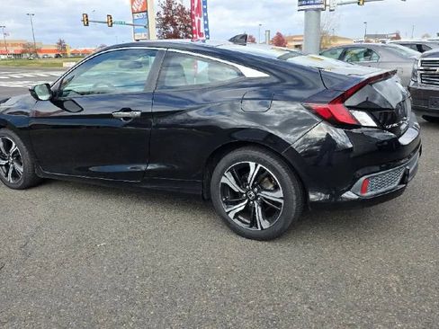 Used 2017 Honda Civic Touring image 4