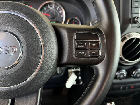 Used 2011 Jeep Wrangler Unlimited Rubicon w/ Connectivity Group AWD/4WD image 15