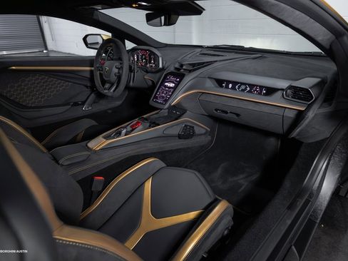 Used 2025 Lamborghini Revuelto image 42