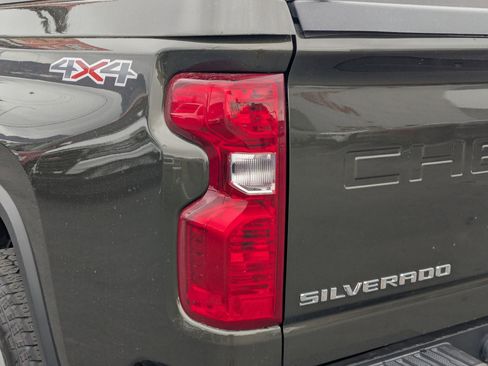 Used 2022 Chevrolet Silverado 2500 Custom w/ Custom Value Package image 13