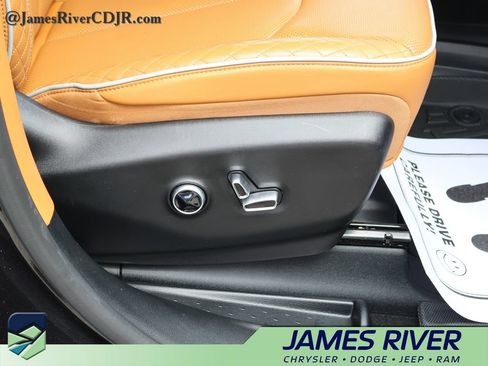Used 2023 Chrysler Pacifica Pinnacle FWD image 10