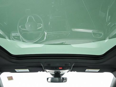 Used 2024 Volkswagen Tiguan SE R-Line image 4