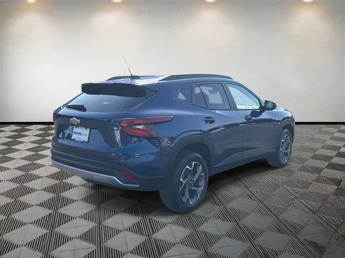 Used 2024 Chevrolet Trax LT w/ LT Convenience Package FWD image 5