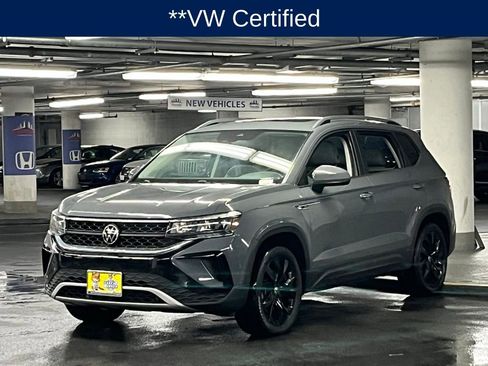Used 2023 Volkswagen Taos SE w/ Panoramic Sunroof Package AWD/4WD image 3
