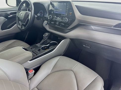 Used 2020 Toyota Highlander XLE FWD image 37