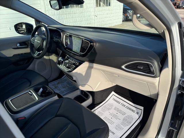 Used 2024 Chrysler Pacifica Touring-L FWD image 37