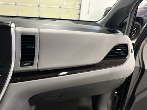 Used 2017 Toyota Sienna XLE w/ XLE Navigation Package AWD/4WD image 32
