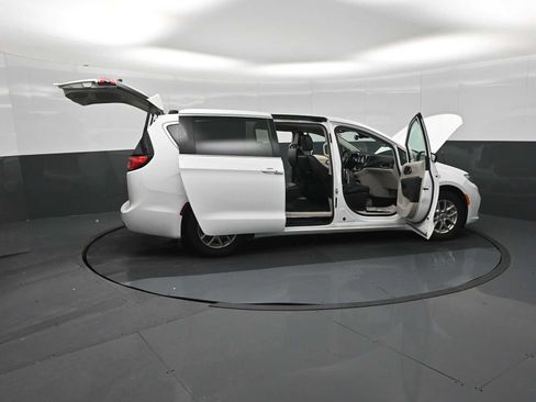 Used 2024 Chrysler Pacifica Touring-L FWD image 57