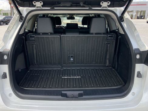 Used 2023 Toyota Highlander XLE image 28