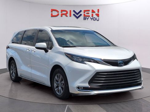 Used 2024 Toyota Sienna XLE FWD image 7