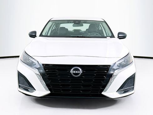 Used 2025 Nissan Altima 2.5 SV image 2