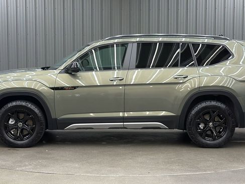 Used 2025 Volkswagen Atlas Peak Edition SE AWD/4WD image 2