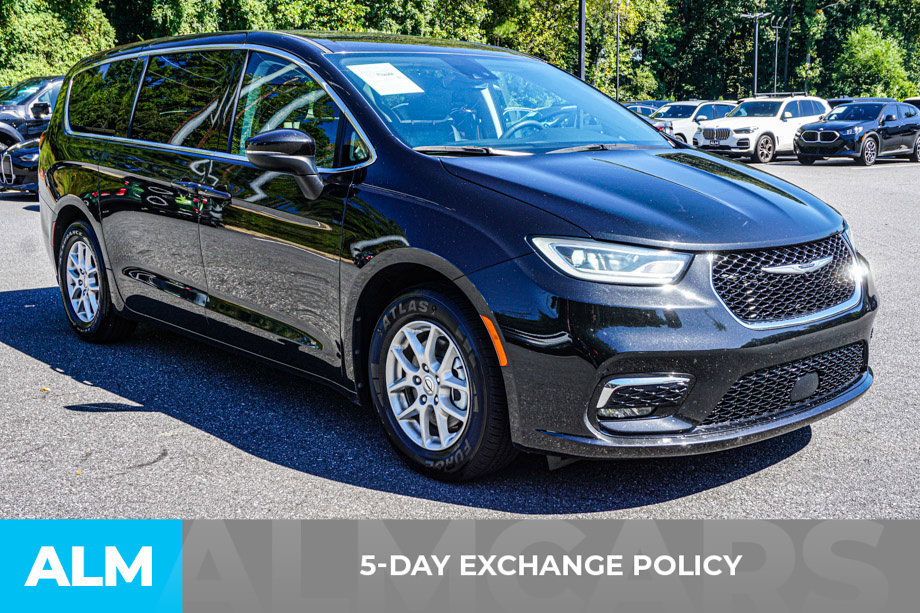 Used 2023 Chrysler Pacifica Touring-L FWD image 3