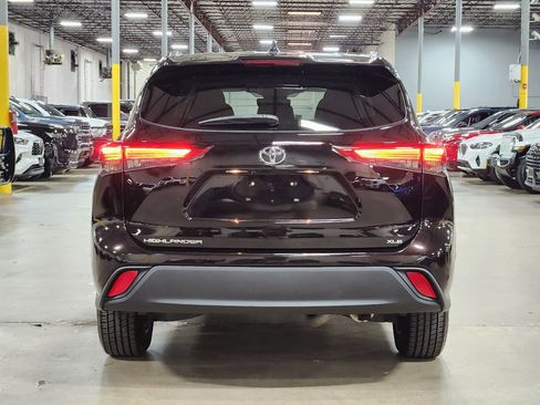 Used 2021 Toyota Highlander XLE FWD image 10