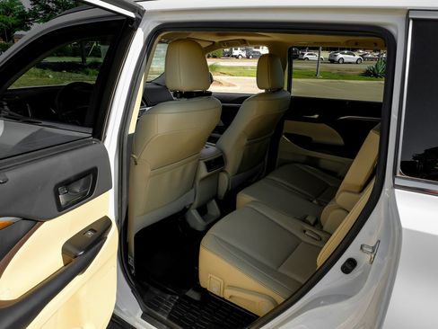 Used 2019 Toyota Highlander Limited FWD image 44