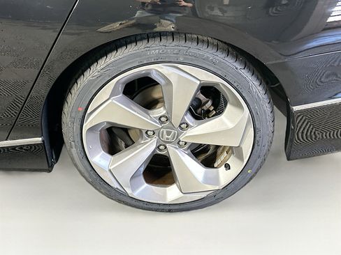 Used 2018 Honda Accord Touring image 11