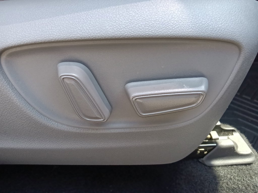 Used 2022 Toyota Highlander XLE AWD/4WD image 34