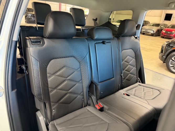 Used 2025 Volkswagen Atlas SE FWD image 32