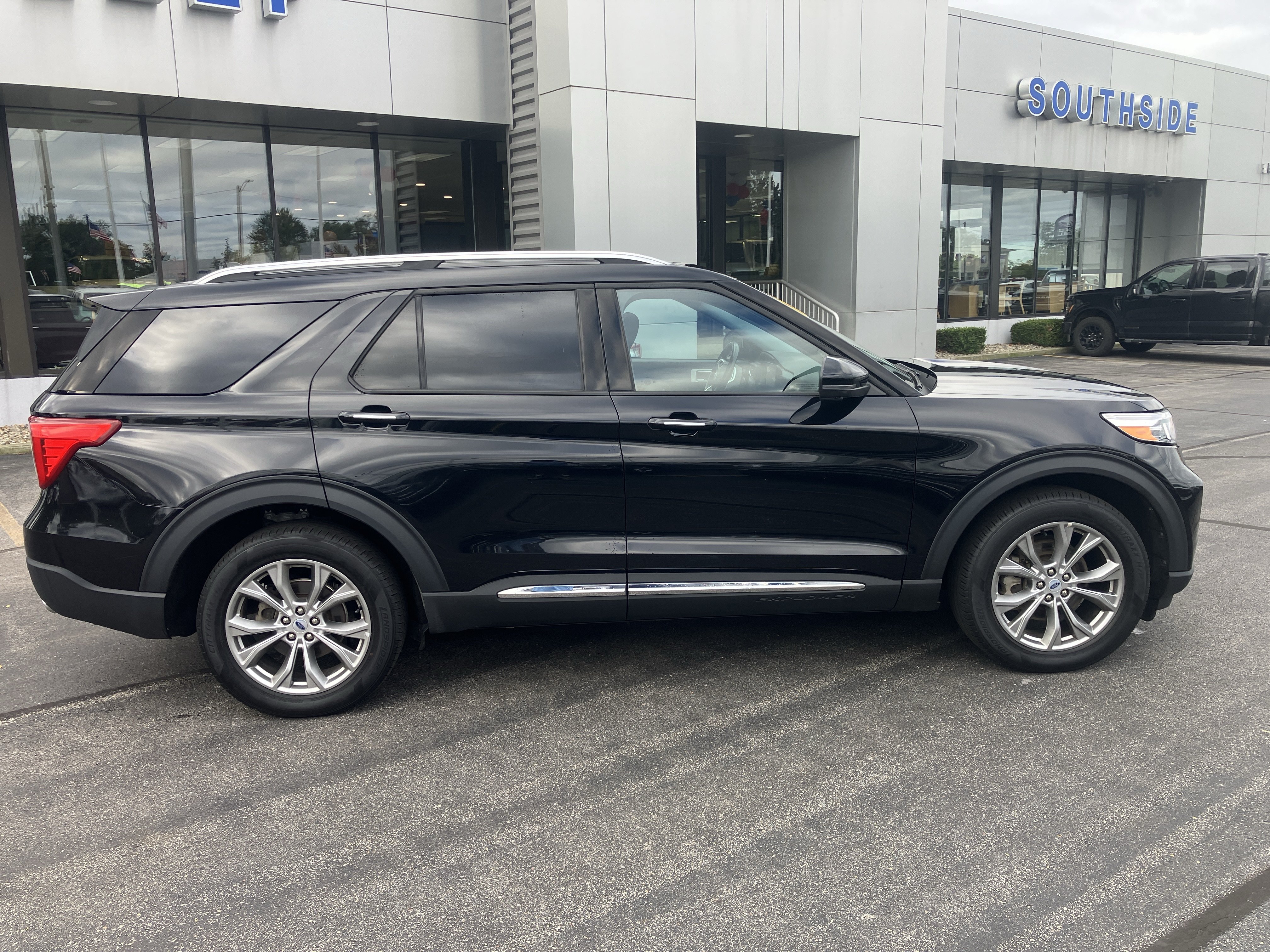 Certified 2023 Ford Explorer Limited AWD/4WD image 8
