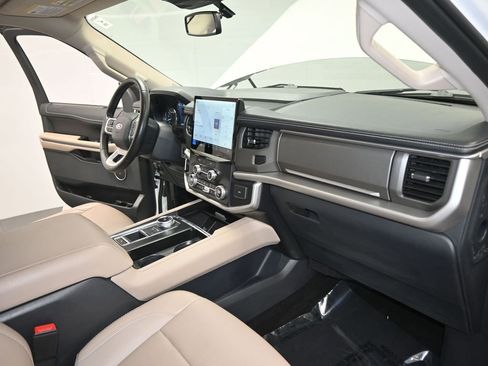 Used 2022 Ford Expedition XLT image 38