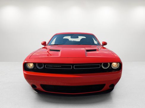 Used 2020 Dodge Challenger SXT RWD image 2