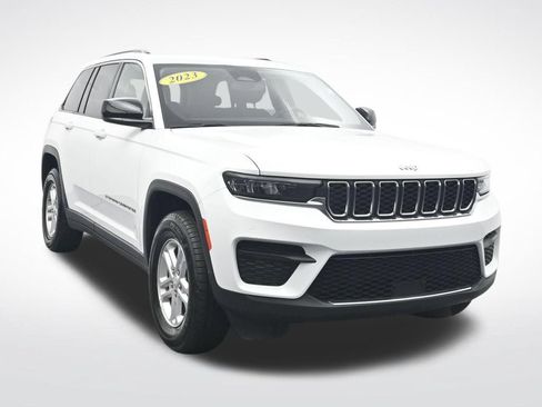 Used 2023 Jeep Grand Cherokee Laredo RWD image 3
