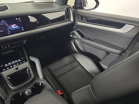 Certified 2024 Porsche Cayenne S AWD/4WD image 23