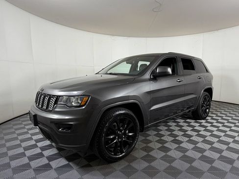 Used 2020 Jeep Grand Cherokee Altitude RWD image 2