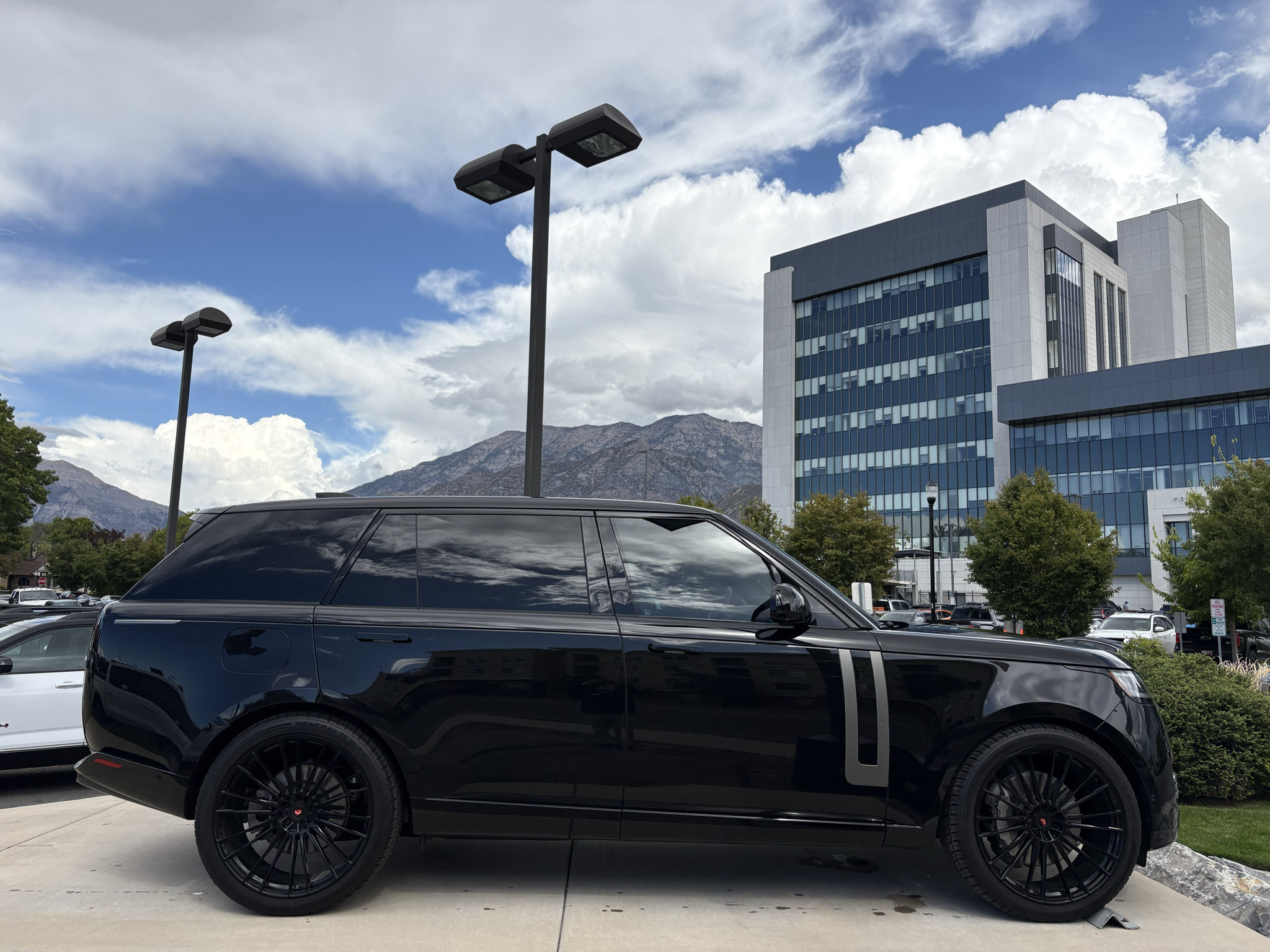 Used 2023 Land Rover Range Rover Long Wheelbase SE AWD/4WD image 3