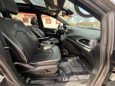 Used 2018 Chrysler Pacifica Limited w/ Advanced Safetytec Group FWD image 16