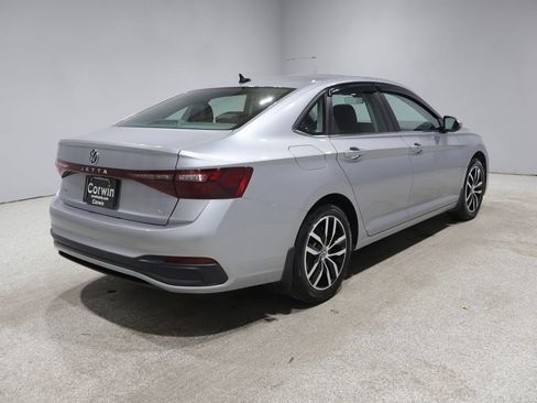 Used 2025 Volkswagen Jetta SE FWD image 2