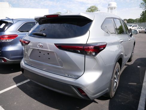 Certified 2025 Toyota Highlander XLE AWD/4WD image 5