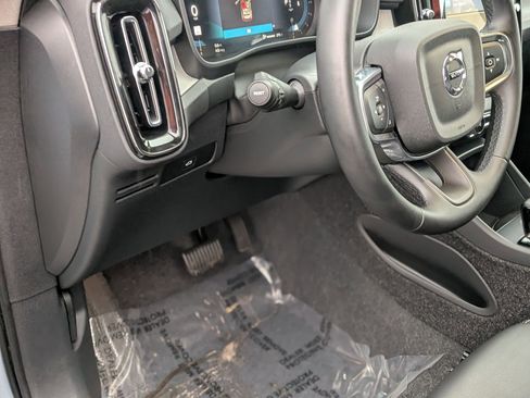 Used 2025 Volvo XC40 B5 Core image 17