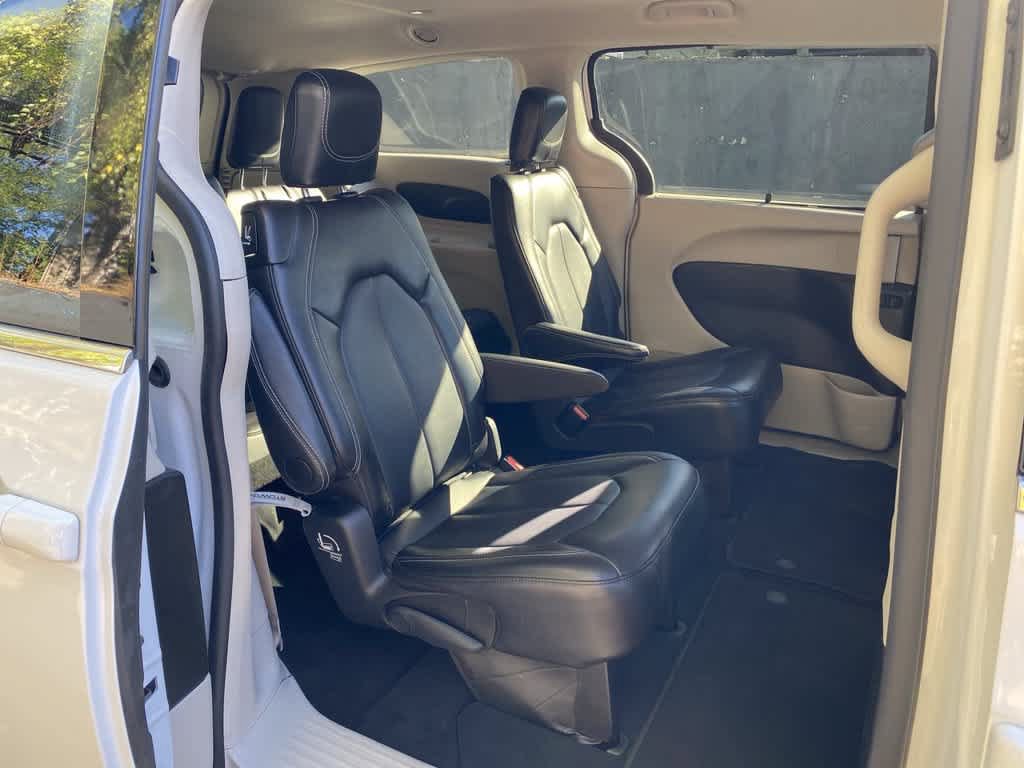 Used 2024 Chrysler Pacifica Touring-L FWD image 16
