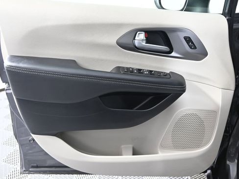 Used 2023 Chrysler Pacifica Touring-L FWD image 20