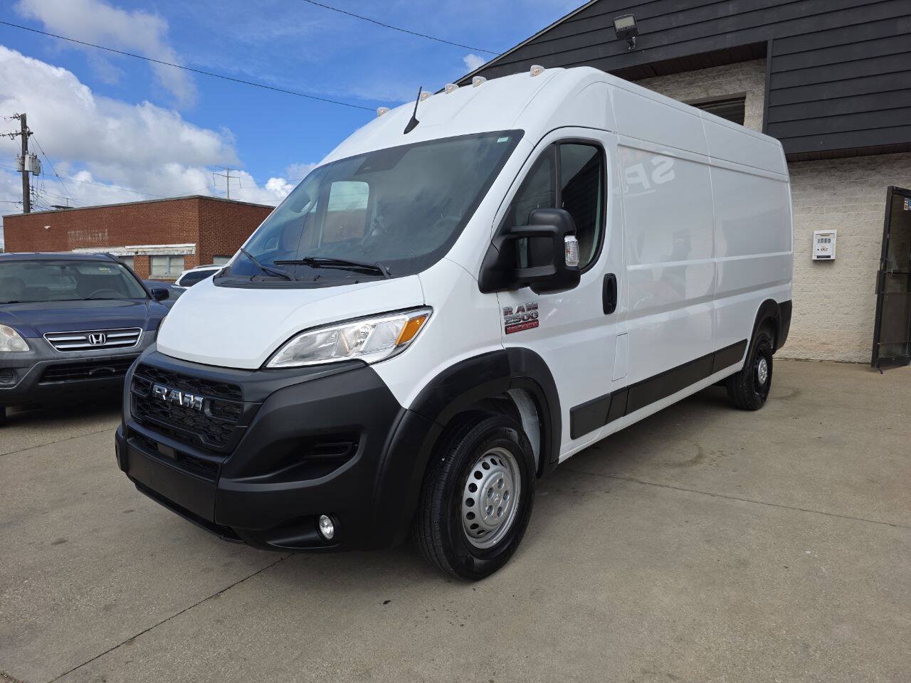 Used 2024 RAM ProMaster 2500 w/ Convenience Group FWD image 3
