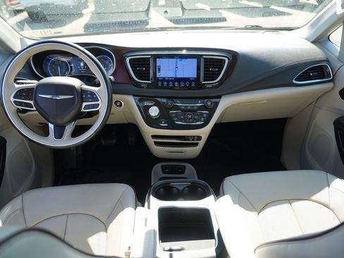 Used 2017 Chrysler Pacifica Limited FWD image 24