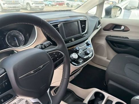 Used 2023 Chrysler Voyager LX FWD image 9