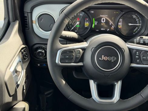 Used 2025 Jeep Wrangler Unlimited Sahara AWD/4WD image 25