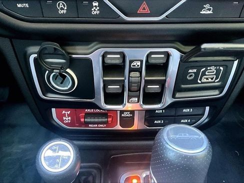 Used 2022 Jeep Gladiator Mojave w/ Cold Weather Group AWD/4WD image 16