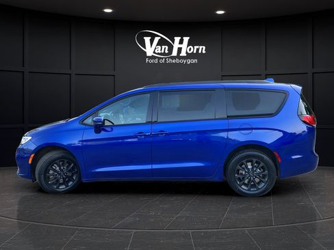 Used 2021 Chrysler Pacifica Touring-L w/ Uconnect Theater Family Group AWD/4WD image 4