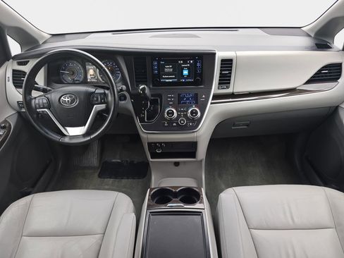 Used 2016 Toyota Sienna XLE image 9