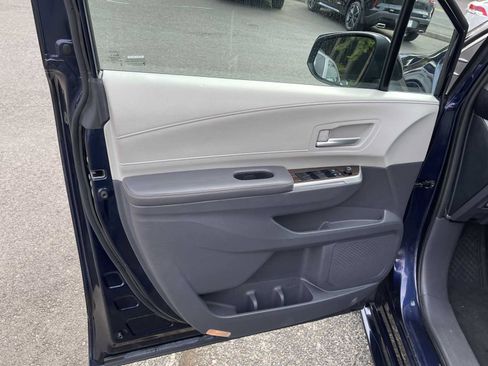 Used 2021 Toyota Sienna XLE FWD image 19