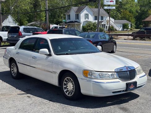 Used 2000 Lincoln Town Car Signature RWD image 3