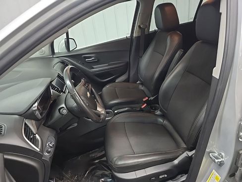 Used 2022 Chevrolet Trax LT w/ Driver Confidence Package image 29