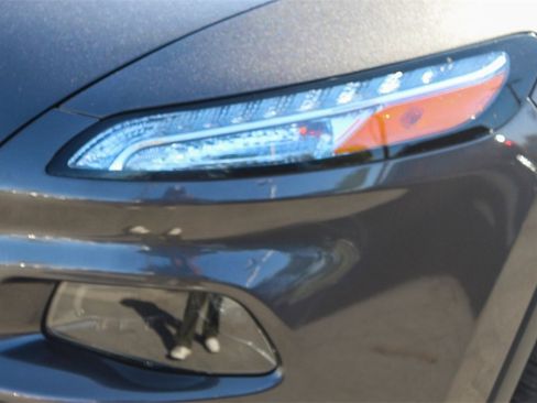 Used 2018 Jeep Cherokee Latitude Plus w/ Cold Weather Group image 8