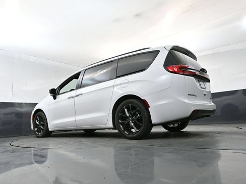 Used 2025 Chrysler Pacifica Limited FWD image 21